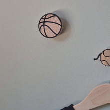 Laden und Abspielen von Videos im Galerie-Viewer, Wandhaken "Ballsport" aus Eichenholz
