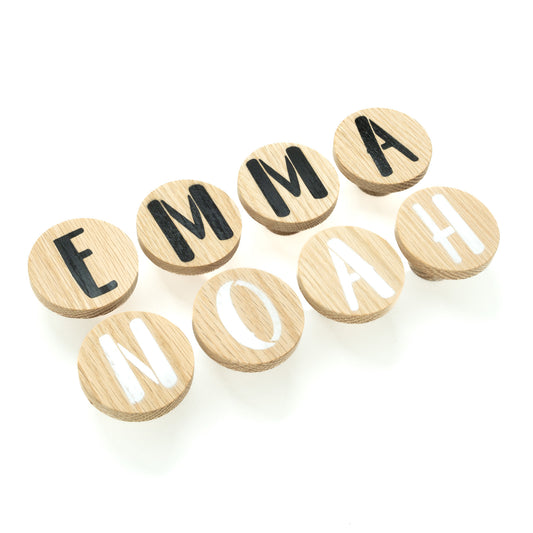 Personalisierte Wandhaken aus Eichenholz