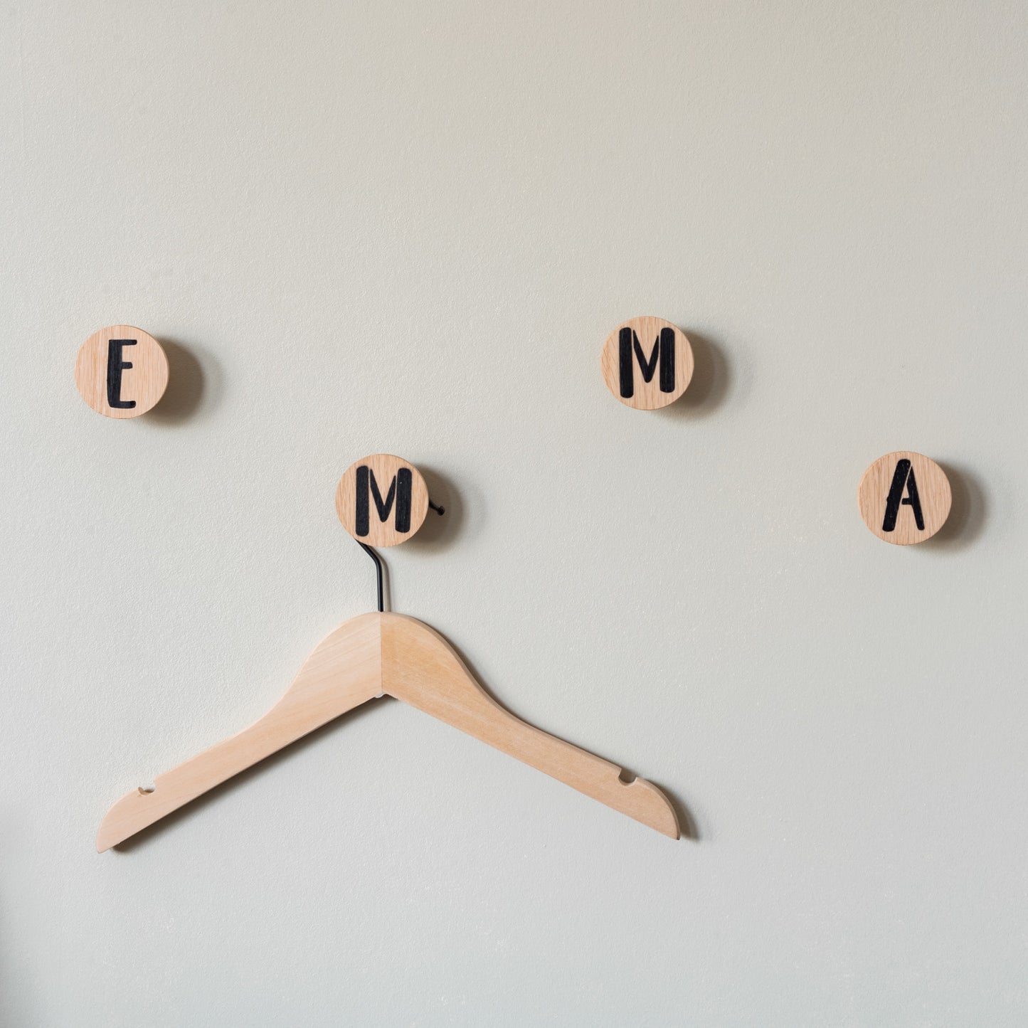 Personalisierte Wandhaken aus Eichenholz
