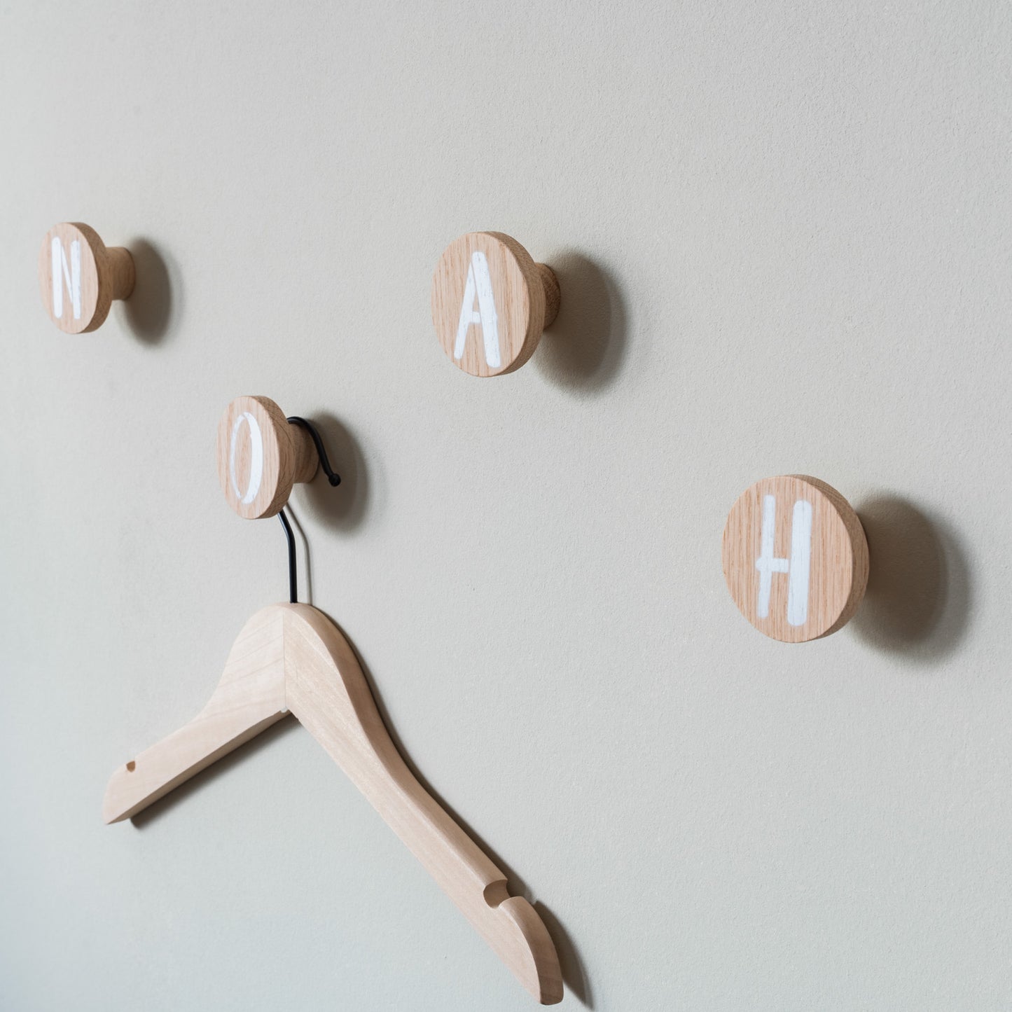Personalisierte Wandhaken aus Eichenholz