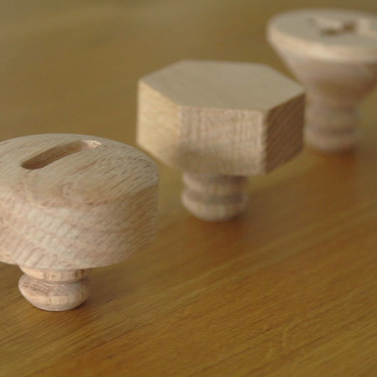 Skandinavische Wandhaken aus Eichenholz im Schrauben Design für jedes Kinderzimmer und Garderobe