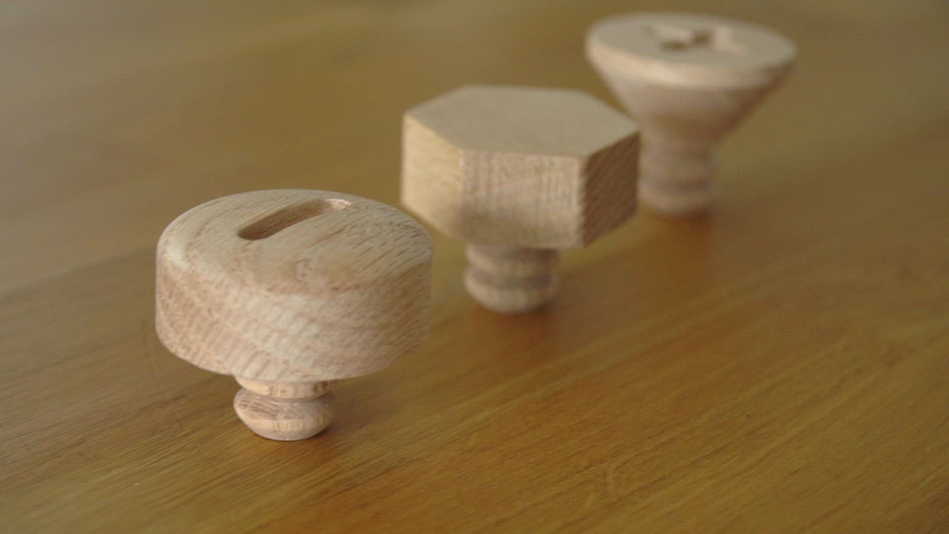 Skandinavische Wandhaken aus Eichenholz im Schrauben Design für jedes Kinderzimmer und Garderobe